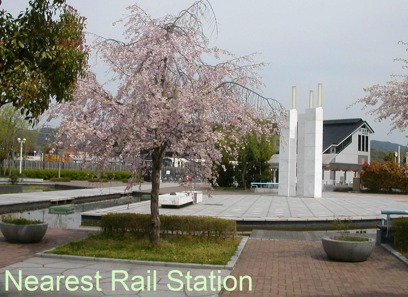 最寄りのJR加茂駅です
